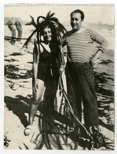 Маруха в водорослях и с красной помадой на губах позирует с поэтом Пабло Неруда, 1945 год